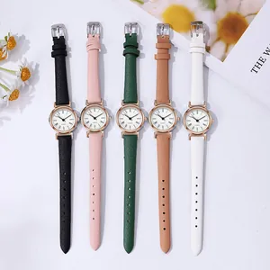 Cinq montres quartz femme minimalistes avec bracelets en cuir colorés et chiffres romains