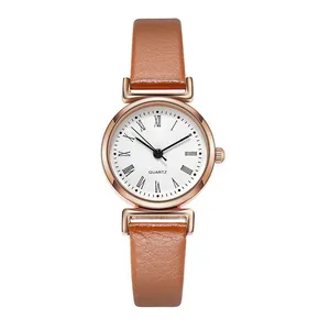 Gros plan détaillé d'une montre à quartz pour femme avec bracelet en cuir marron