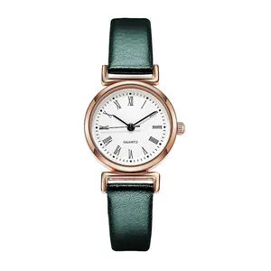 Vue détaillée d'une montre à quartz rose doré avec chiffres romains et bracelet vert