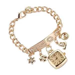 Montre-bracelet dorée pour femme avec breloques LOVE et un design à cadran carré