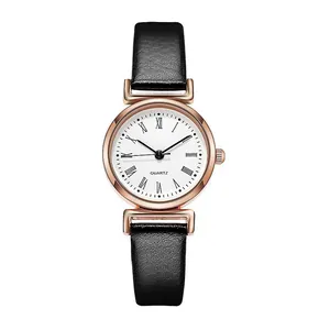 Gros plan détaillé du cadran blanc à chiffres romains et du bracelet en cuir noir montre