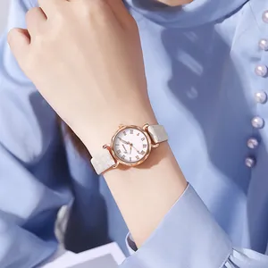 Close-up van roségouden dameshorloge met Romeinse cijfers en glitter lederen bandje