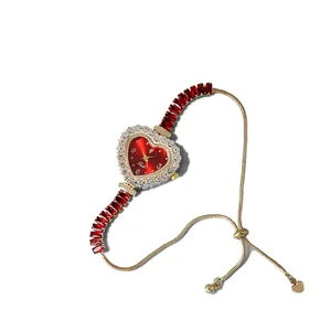 Elegante orologio da donna a cuore con quadrante rosso e bracciale in cristallo