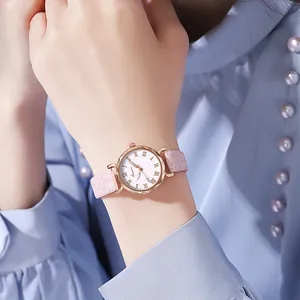 Roségouden kwartshorloge met witte Romeinse wijzerplaat en roze glitterbandje om de pols