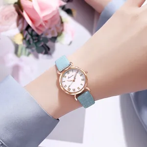 Detailopname van Geneva horloge met roségouden kast en blauwe leren horlogeband