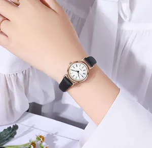 Détail de la montre à quartz en or rose avec chiffres romains et bracelet en cuir