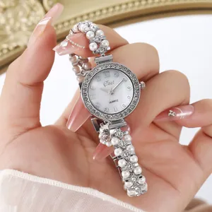 Montre élégante pour femme avec bracelet en perles et lunette argentée sertie de diamants