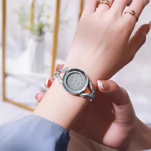 Montre à quartz élégante pour femme en argent avec cadran gris étoilé et bracelet jonc ajouré