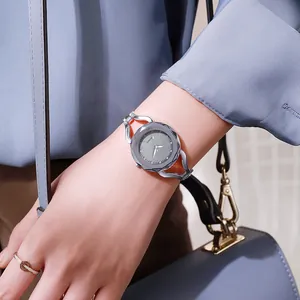 Montre à quartz pour femme avec cadran ciel étoilé strass et bracelet en métal argenté