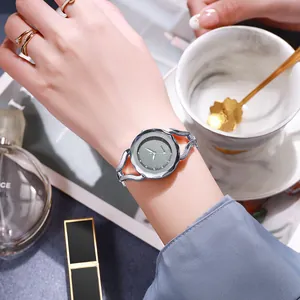 Gros plan d'une montre à quartz pour femme avec cadran étoilé et bracelet rigide évidé