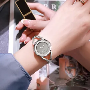 Détails d'une montre à quartz étoilée avec accents en diamant et lunette géométrique au poignet