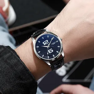Nahaufnahme der MODIYA Herren-Quarzuhr mit schwarzem Lederarmband und poliertem Gehäuse