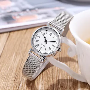 Detail einer silbernen Mesh-Armbanduhr mit weißem römischem Zifferblatt auf Holz