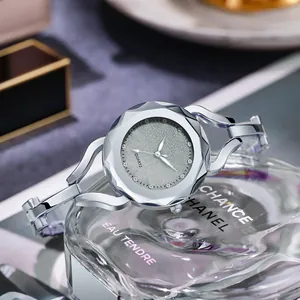 Montre à quartz élégante pour femme avec cadran étoilé et bracelet rigide argenté