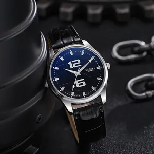 Nahaufnahme der Modiya Herrenuhr mit blauem Zifferblatt und geprägtem Lederarmband