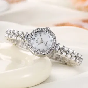 Vue macro d'une montre élégante pour femme avec cadran en nacre et bracelet en perles