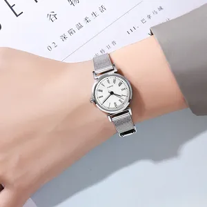 Detail einer minimalistischen Damen-Quarzuhr mit silbernem Milanaiseband und Zifferblatt