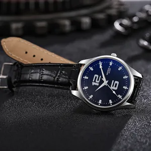 Detailansicht des blauen Quarzuhren-Zifferblatts mit silbernem Gehäuse und Lederarmband