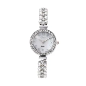 Montre élégante pour femme avec cadran nacré et bracelet en perles et strass
