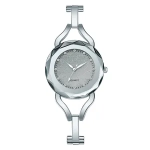 Montre élégante en argent pour femme avec cadran pailleté ciel étoilé et strass luxe