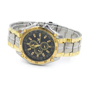 Détail de la montre Orlando pour homme bicolore or et argent avec un cadran noir élégant
