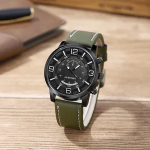 Vue macro de la montre à quartz OURSTART avec cadran noir et bracelet en cuir olive