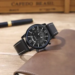 Gros plan sur la montre OURSTART avec bracelet en cuir noir et surpiqûres blanches