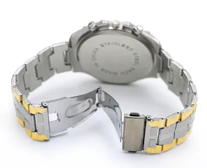 Détail du bracelet bicolore en acier avec boucle déployante et boîtier gravé au dos