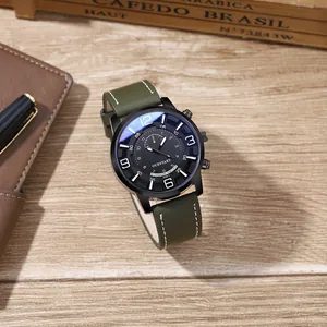 Détail d'une montre OURSTART avec bracelet en cuir vert et cadran noir sur bois clair