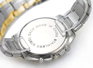 Gros plan du boîtier en acier inoxydable avec bracelet bicolore argenté et doré