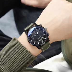 Gros plan d'une montre homme OURSTART avec bracelet en cuir vert au poignet