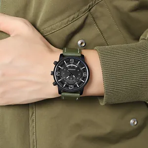 Gros plan d'une montre à quartz pour homme avec bracelet en cuir vert et cadran noir