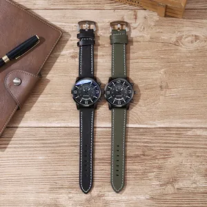 Détail de montres à quartz pour hommes avec bracelets en cuir et grands chiffres sur cadran