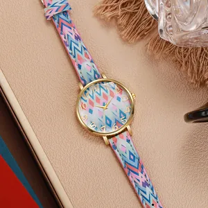 Details einer böhmischen Quarzuhr mit bunten geometrischen Mustern und Goldfinish