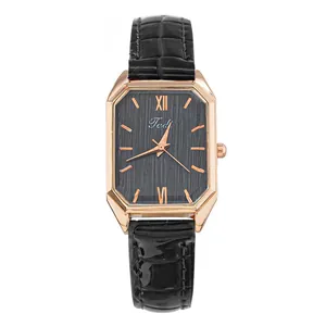 Detalle de la caja octogonal de oro rosa y correa de reloj de cuero negro con textura cocodrilo