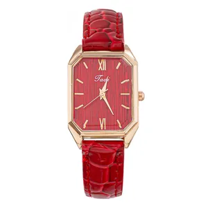 Vista detallada del reloj de cuarzo rojo rectangular con correa de cuero con relieve