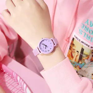 Montre à quartz lavande minimaliste pour femme avec bracelet en cuir et cadran