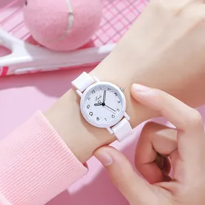Vue détaillée d'une montre de sport blanche en silicone pour femme avec chiffres arabes