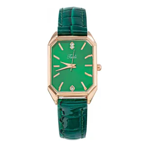 Detalle de caja de reloj oro rosa con esfera verde esmeralda y correa de cuero