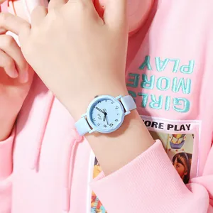 Gros plan d'une montre minimaliste bleu clair avec cadran à chiffres au poignet