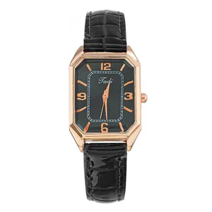 Detalle del reloj octogonal en oro rosa con correa de cuero negro con grabado de coco