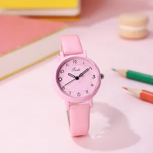 Détails de la montre à quartz Tadi rose avec bracelet en cuir et cadran à chiffres