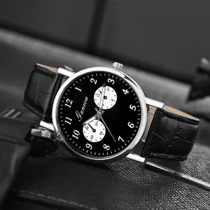 Détail d'une montre Ganuwa pour homme avec bracelet en cuir noir et boîtier argent