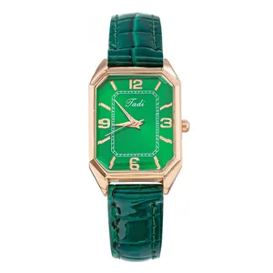 Detalle macro de la esfera verde con rayos de sol y caja de reloj en oro rosa