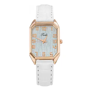 Detalle del reloj de cuarzo rectangular con caja de oro rosa y correa textura de cocodrilo