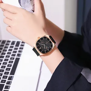 Dames Mode Vierkant Quartz Horloge Met Siliconen Band Strass Versiering Tonneau Kast Casual Sieraden Polshorloge Voor Dagelijks Gebruik
