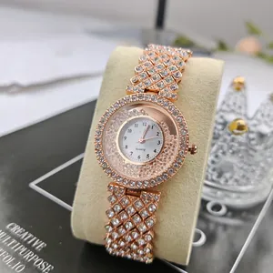 Dettaglio orologio oro rosa con cristalli lucenti e diamanti mobili sul quadrante