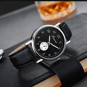 Gros plan d'une montre classique à bracelet en cuir noir sur un carnet professionnel