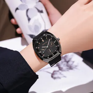 Detail van vierkant zwart quartz horloge met roségouden indexen en een siliconen band