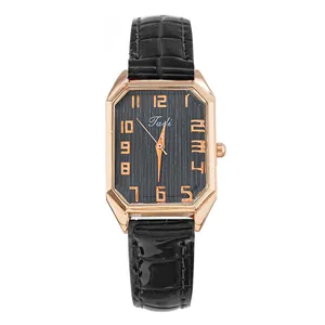 Primer plano de reloj rectangular vintage oro rosa con correa de cuero negro
